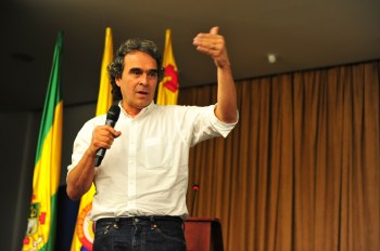 Sergio Fajardo celebró el primer año de la Escuela de Posgrados