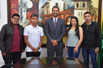 Estudiantes y directivos trabajando de la mano por la calidad académica