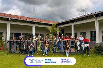 Estudiantes de sexto semestre del programa de Finanzas y Negocios Internacionales visitan Tecnicafé